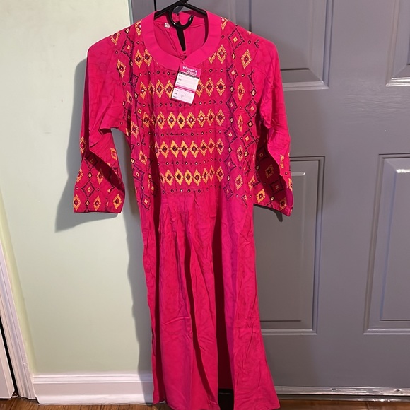 It is small for me. Indian Kurti, bright pink color with printed design 3/4 slee - Picture 4 of 13